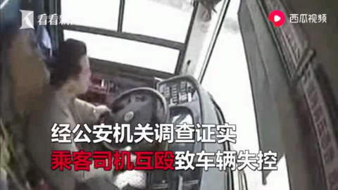 重庆万州22路公交坠江前的最后时刻，愿逝者安息.mp4